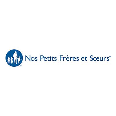 Logo Nos Petits Frères et Sœurs avec un cercle bleu sur la gauche et une illustration blanche à l'intérieur de 3 enfants et un adulte se tenant tous par la main en ligne. A la droite de cette illustration est écrit le nom de l'association en bleu.