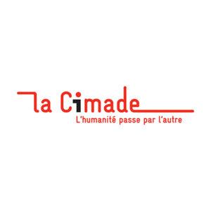 Logo La Cimade texte en rouge avec le i de cimade en noir. Le texte l'humanité passe par l'autre est écrit en dessous du nom de l'association.
