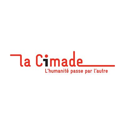 Logo La Cimade texte en rouge avec le i de cimade en noir. Le texte l'humanité passe par l'autre est écrit en dessous du nom de l'association.