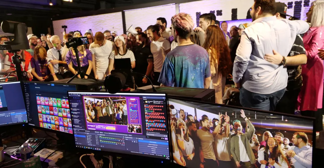 image du telethon gaming où on voit au premier plan des écrans du live et puis tous les streamers heureux en arrière plan