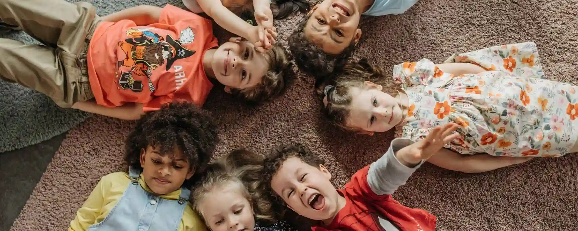 groupe d'enfants en train de s'amuser