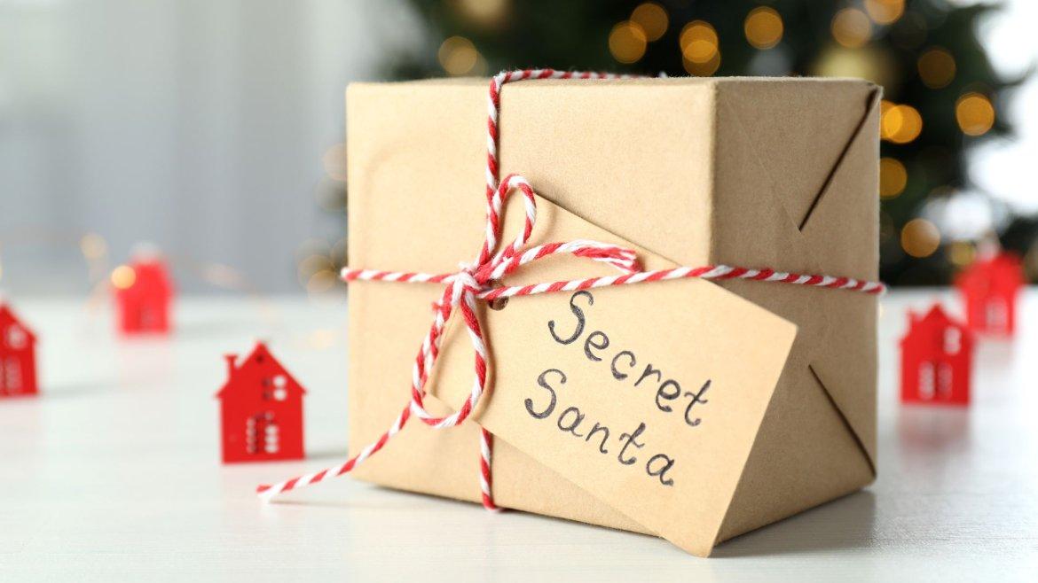 Secret Santa solidaire : deux alternatives qui redonnent du sens aux cadeaux