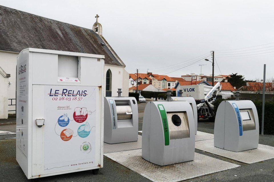 Bornes de collectes de don de vêtements du Relais. © Crédit photo : Le Courrier vendéen.
