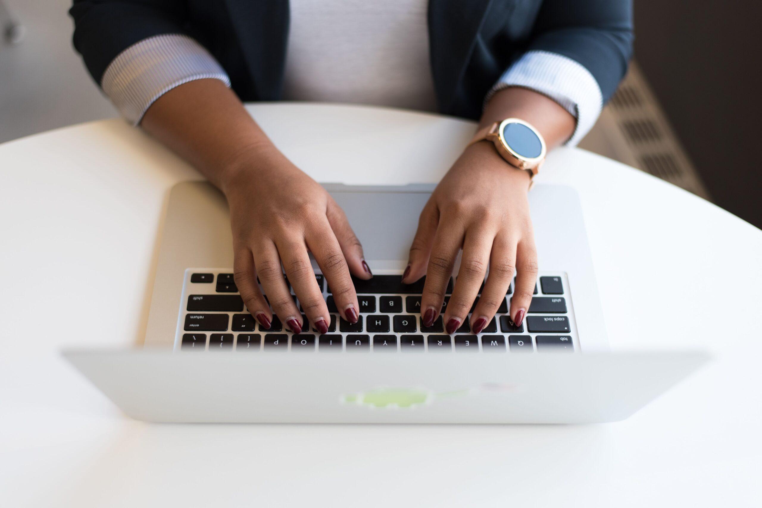 Donner en confiance et en transparence Les 5 réflexes pour vérifier l'utilisation des dons d'une association personne vérifie sur son ordinateur utilisation des dons d'une association
