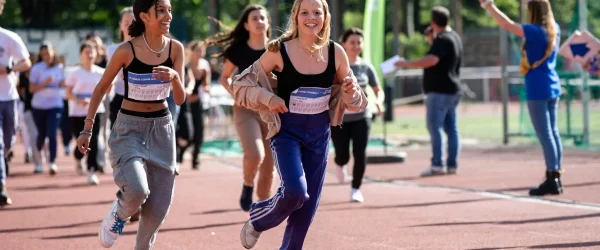 Course contre la faim collégiens qui courent pour gagner des dons pour action contre la faim