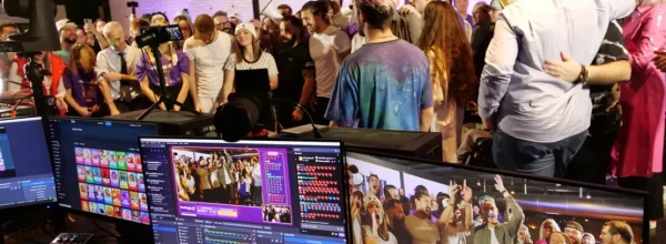 image du telethon gaming où on voit au premier plan des écrans du live et puis tous les streamers heureux en arrière plan