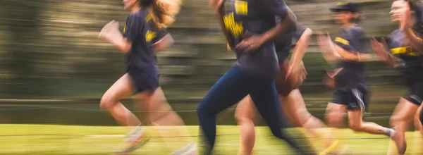 L'Amnestienne Course solidaire amnesty international france 2026 course droits humain. Photo flou des gens qui courent.