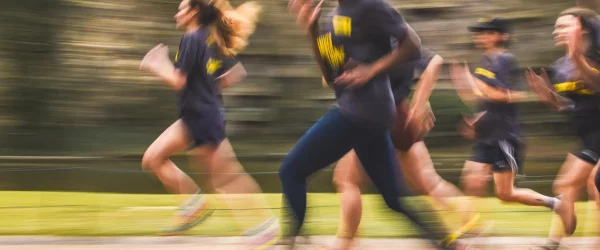 L'Amnestienne Course solidaire amnesty international france 2026 course droits humain. Photo flou des gens qui courent.