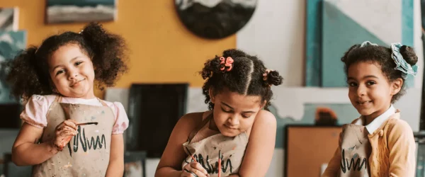 Journée internationale de l'éducation 2026 image d'enfants en train de peindre