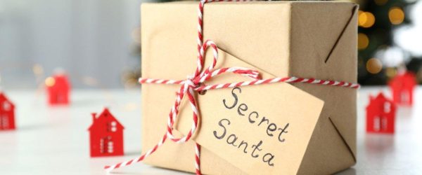 Secret Santa solidaire : deux alternatives qui redonnent du sens aux cadeaux