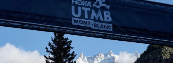 UTMB Mont-Blanc 2026 photo de l'arche au dessus de la ligne de départ de la course